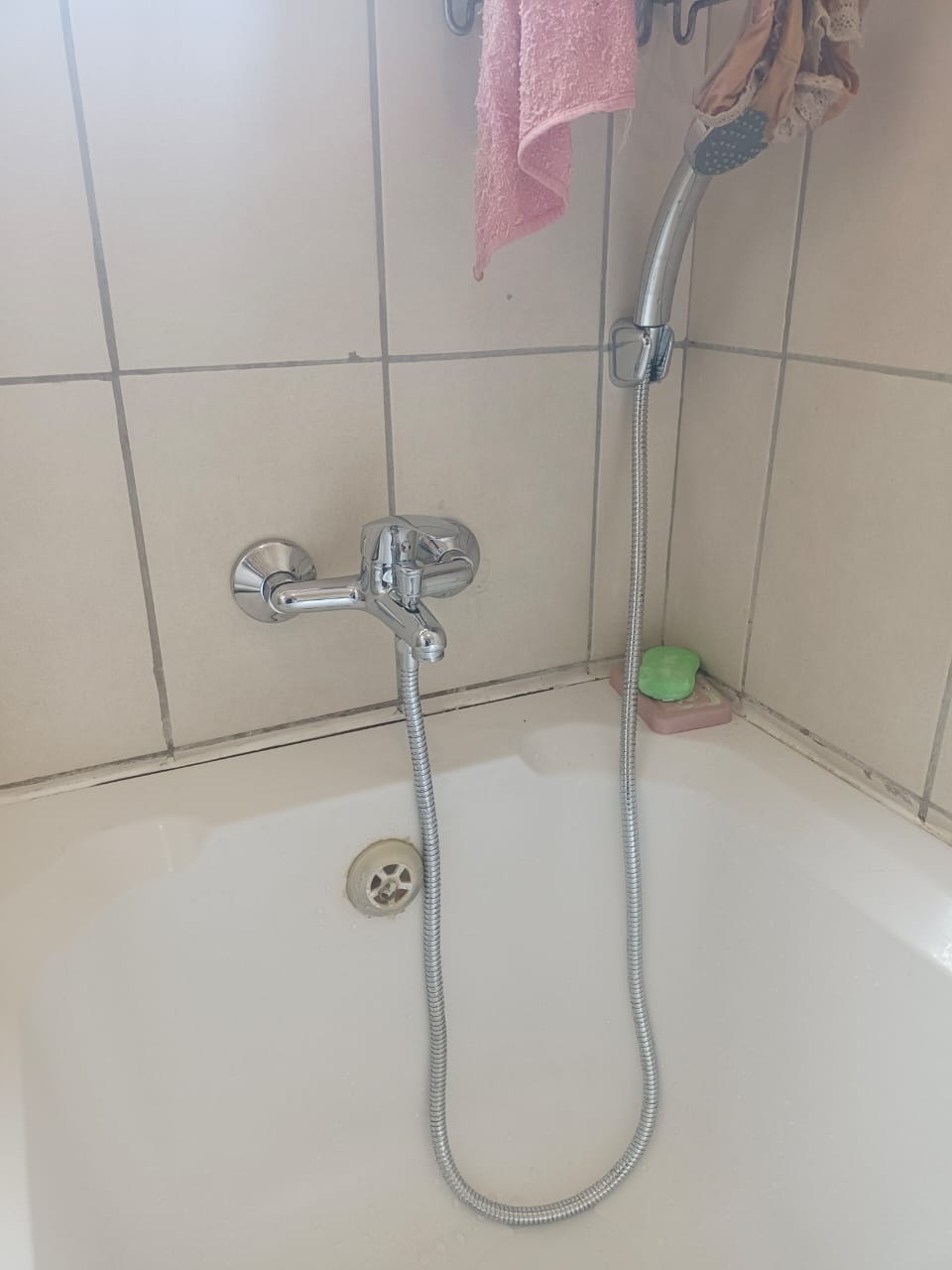 Built-in bath with wall-mounted mixer and fresh tile finish